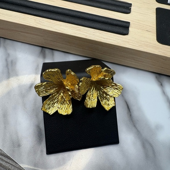 Elegant Gold Flower Earrings - Picture 4 of 6